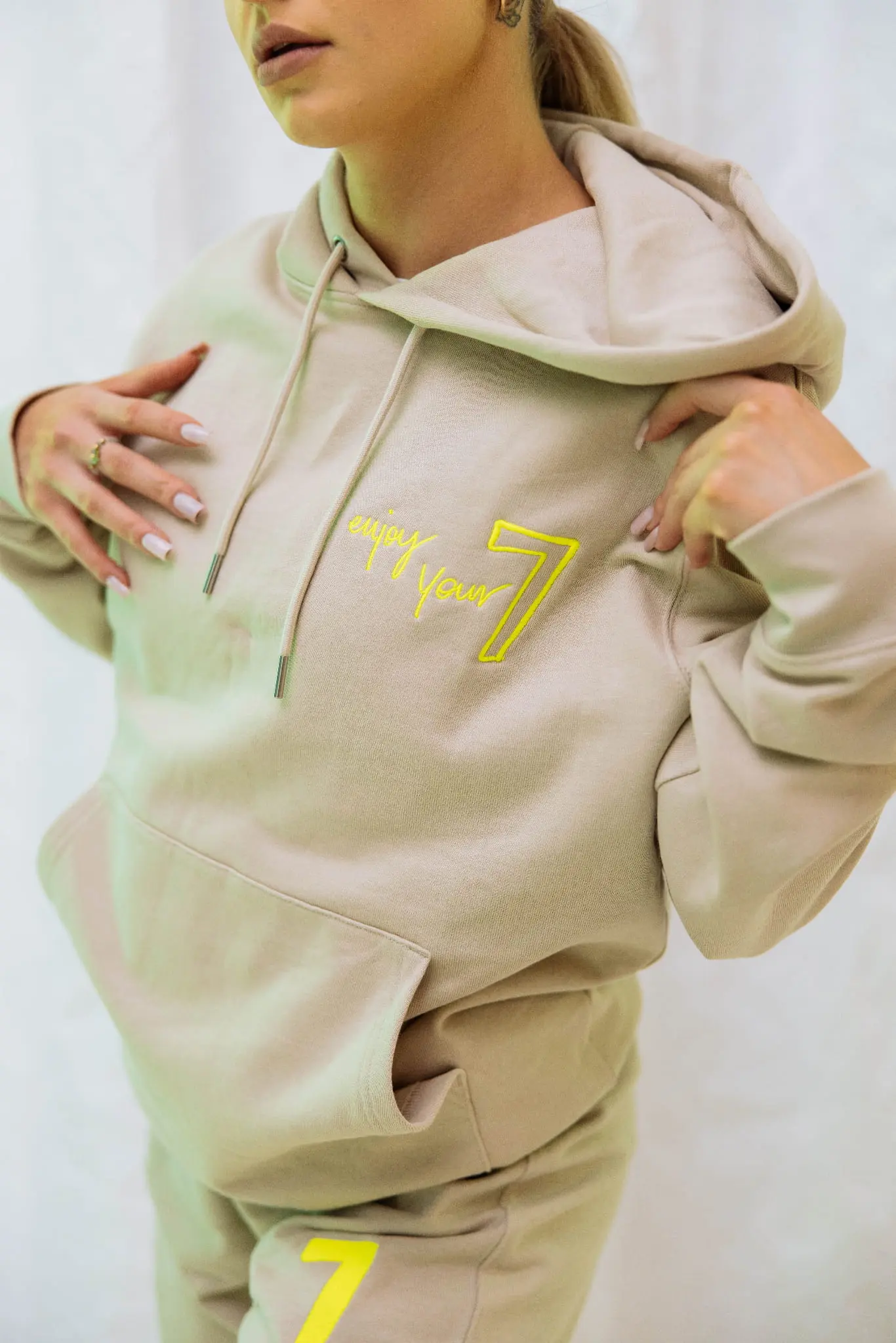 Beżowa Bluza OVERSIZE z haftem Wings x Paprocki & Brzozowski UNISEX - Image 7