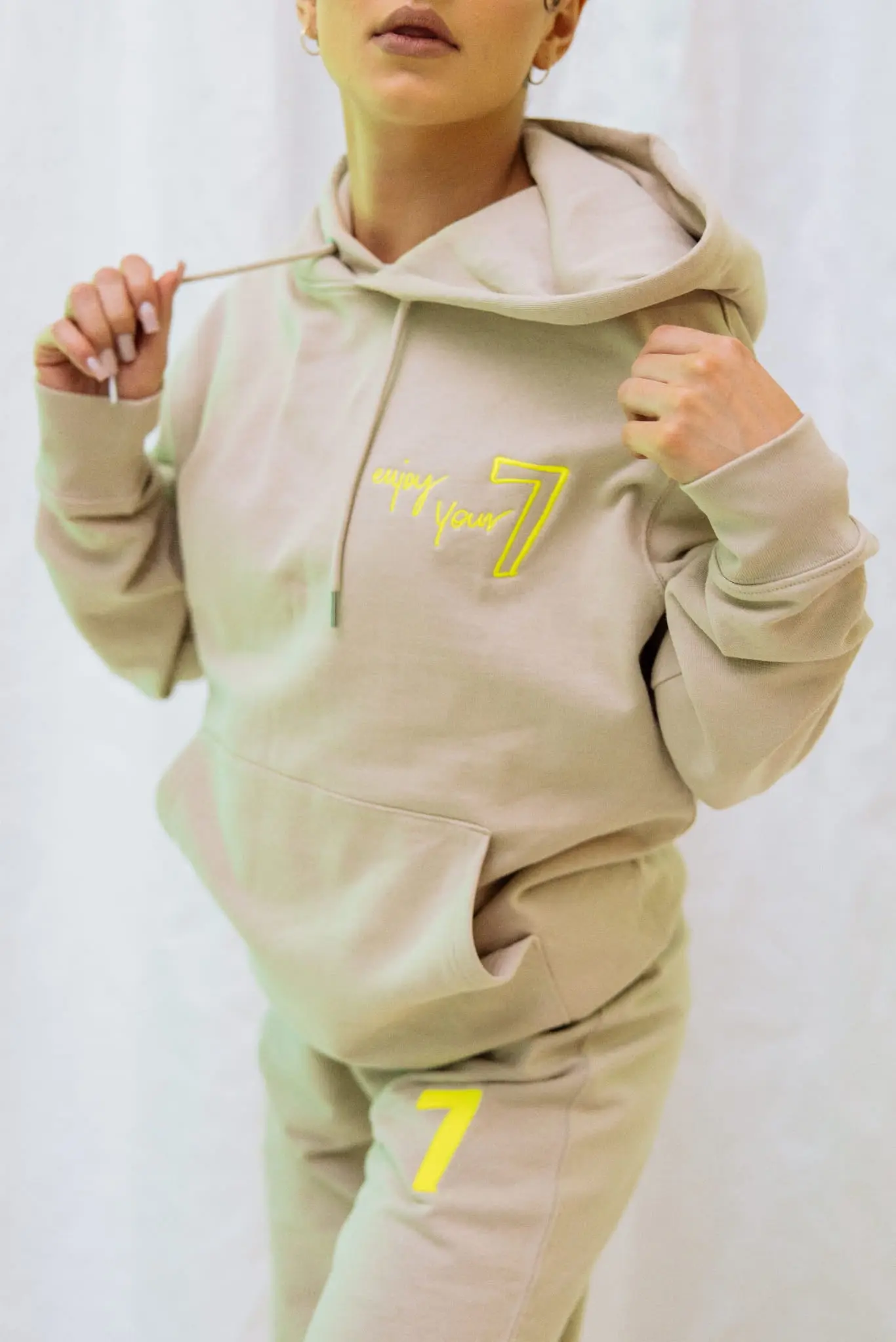 Beżowa Bluza OVERSIZE z haftem Wings x Paprocki & Brzozowski UNISEX - Image 8