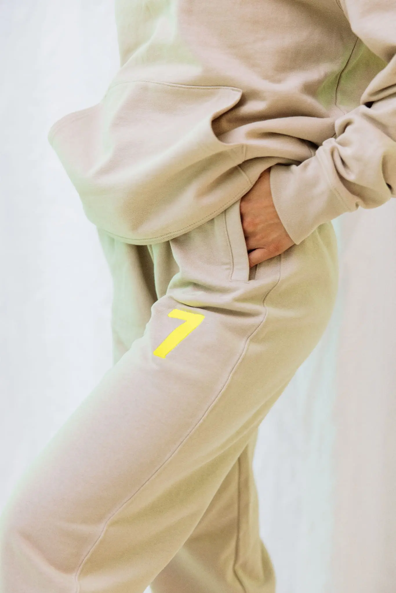 Beżowe Dresy OVERSIZE z haftem “7” Wings x Paprocki & Brzozowski UNISEX - Image 5