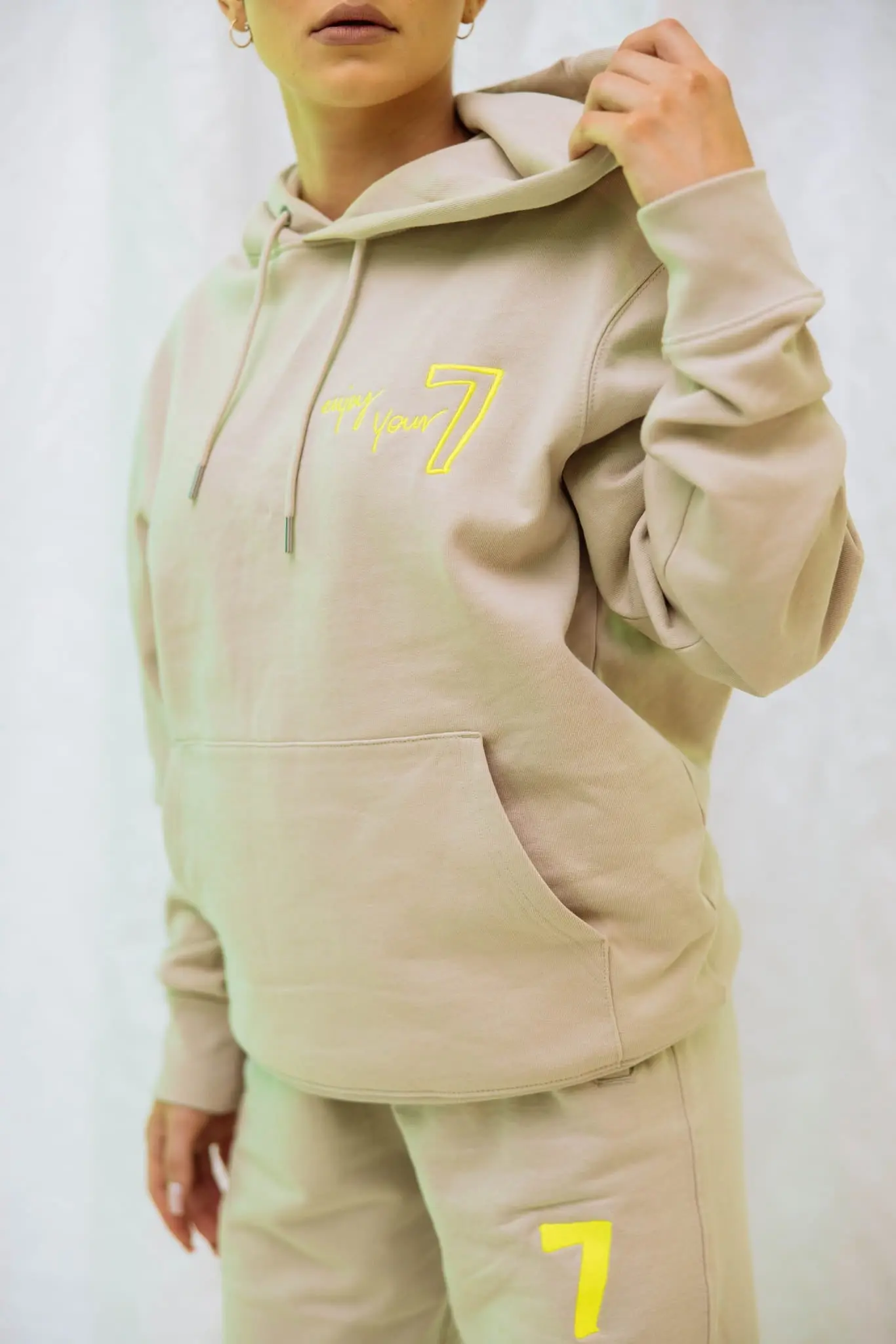 Beżowy komplet Dresowy OVERSIZE z haftem Wings x Paprocki & Brzozowski UNISEX - Image 6