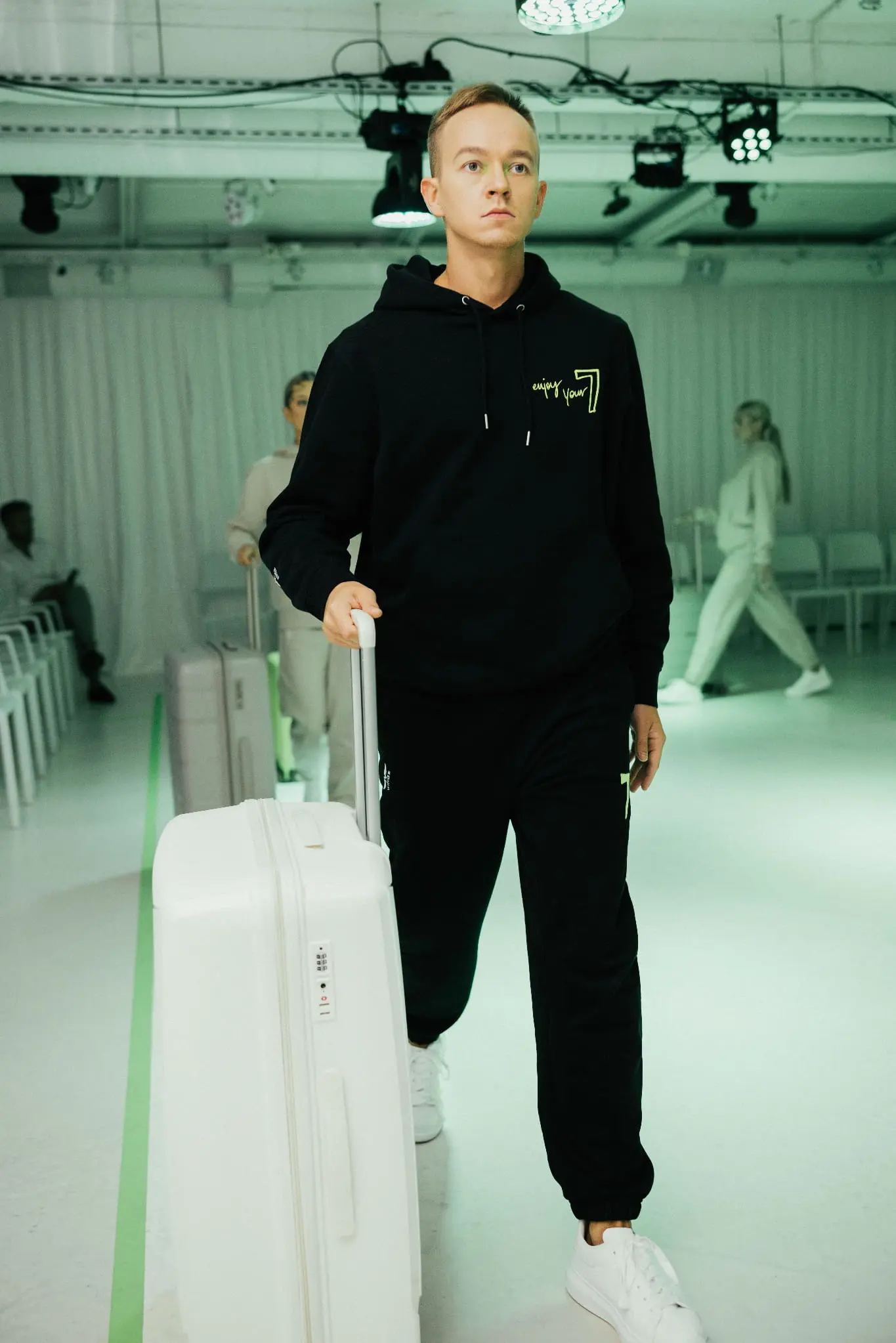 Czarne Dresy OVERSIZE z haftem “7” Wings x Paprocki & Brzozowski UNISEX - Image 3