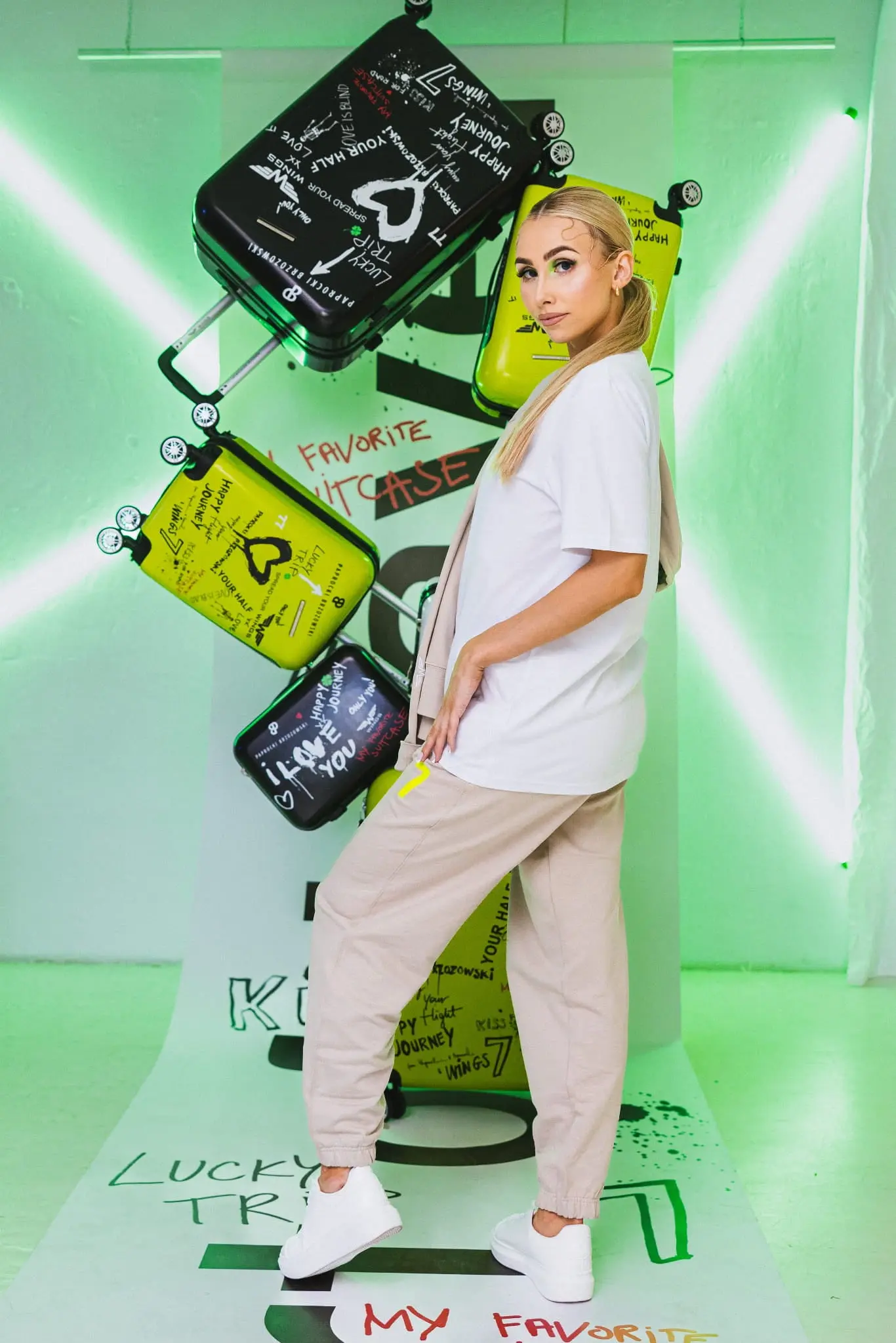 T-shirt OVERSIZE z haftem “7” Wings x Paprocki & Brzozowski UNISEX - Image 4